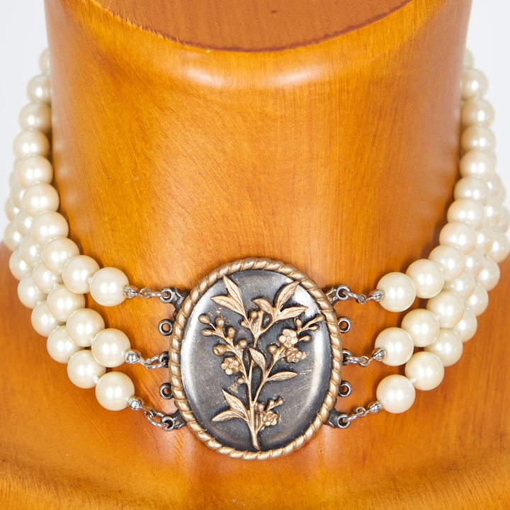 C769 Perlenkropfkette mit Blumenmotiv bronze
