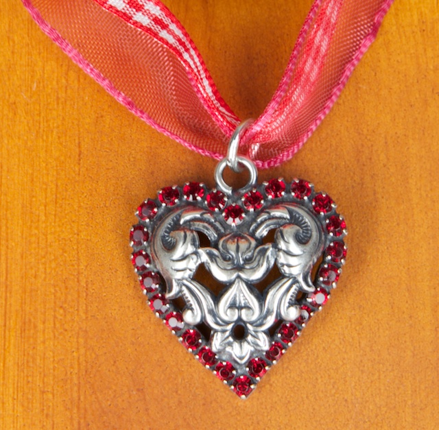 9235 silbernes geprägtes Herz mit roten Swarovskielementen