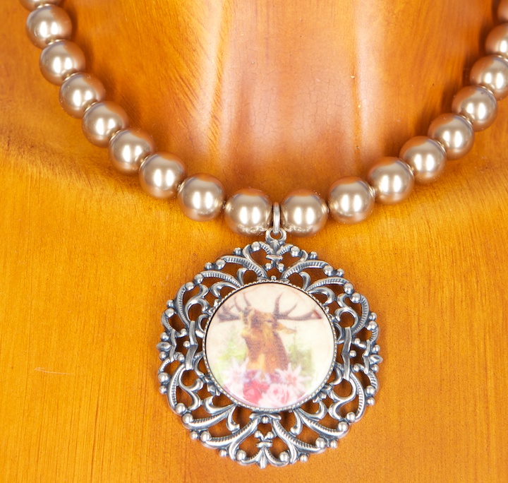 C9424 Perlenkette bronze mit Hirschmotivanhänger