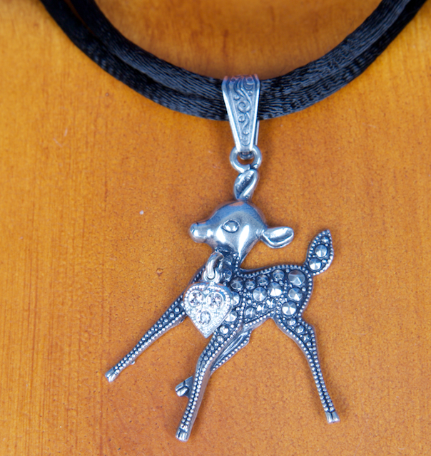 C93581 Bambi stehend mit kleinem Herz am Seidenband in schwarz